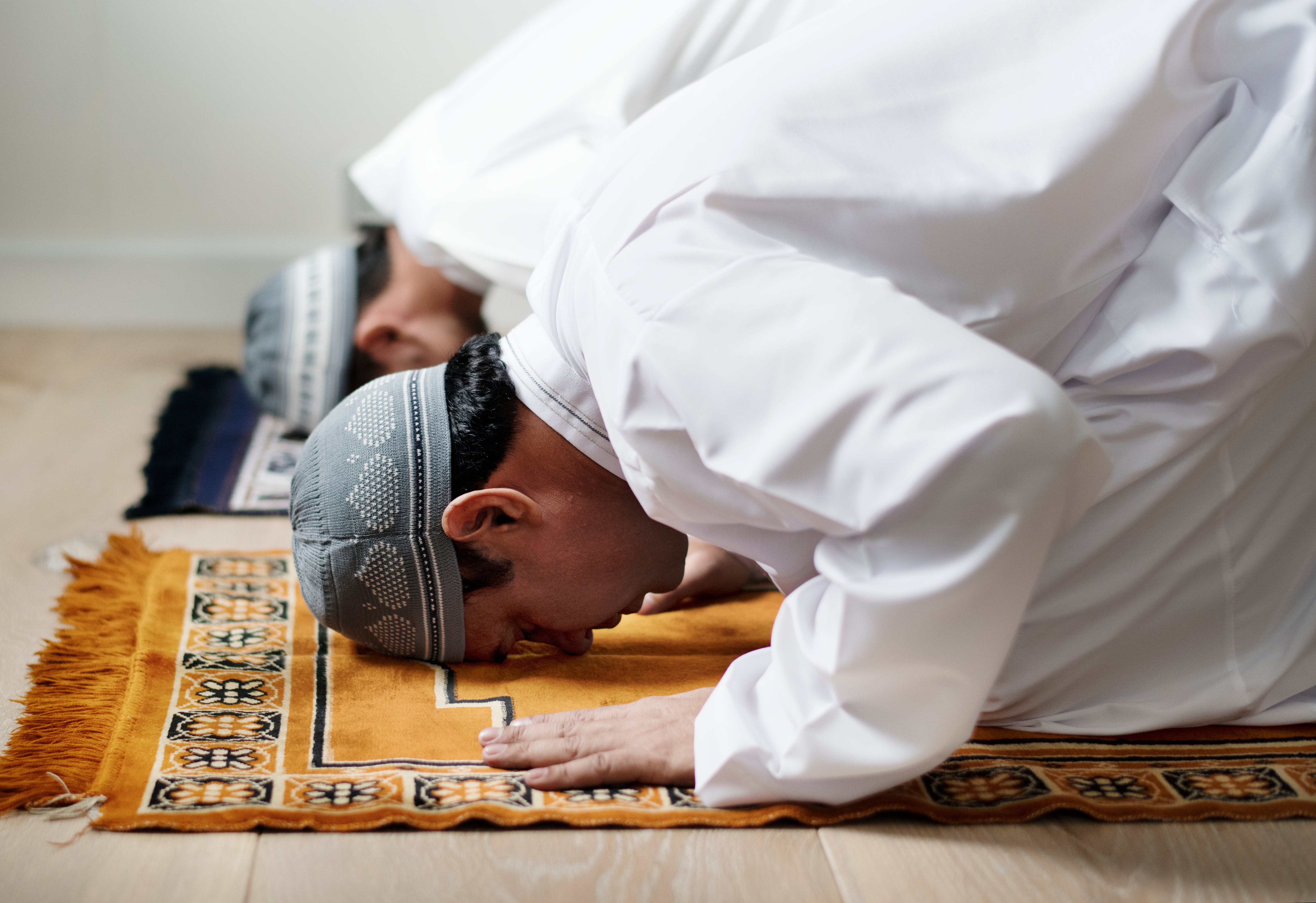 <p>Muslim men praying during Ramadan</p>